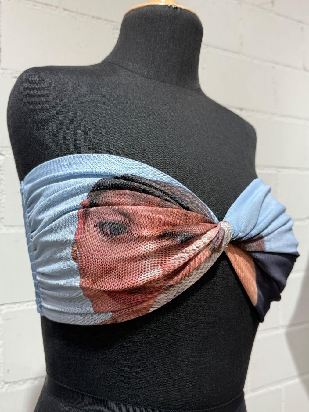 Top: NODRESS PRINTED BLUE BANDEAU TOP – Nuovo (secondo la descrizione) da Gächliwil venduto da dom_652g