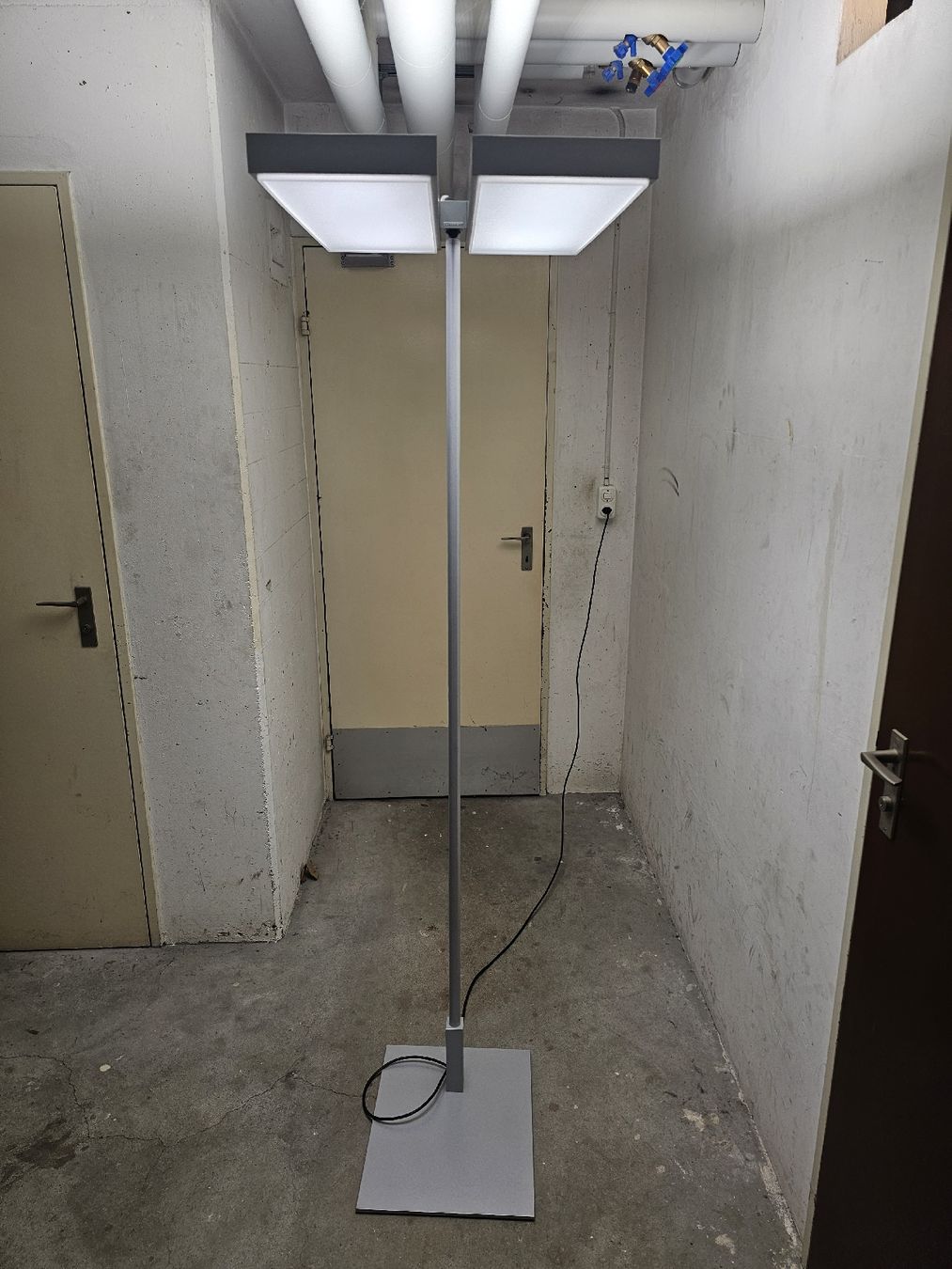 Regent Lampade: StehLeuchte Level LED 4000K Silber – Usato da Münchenstein venduto da LightingPRO 1