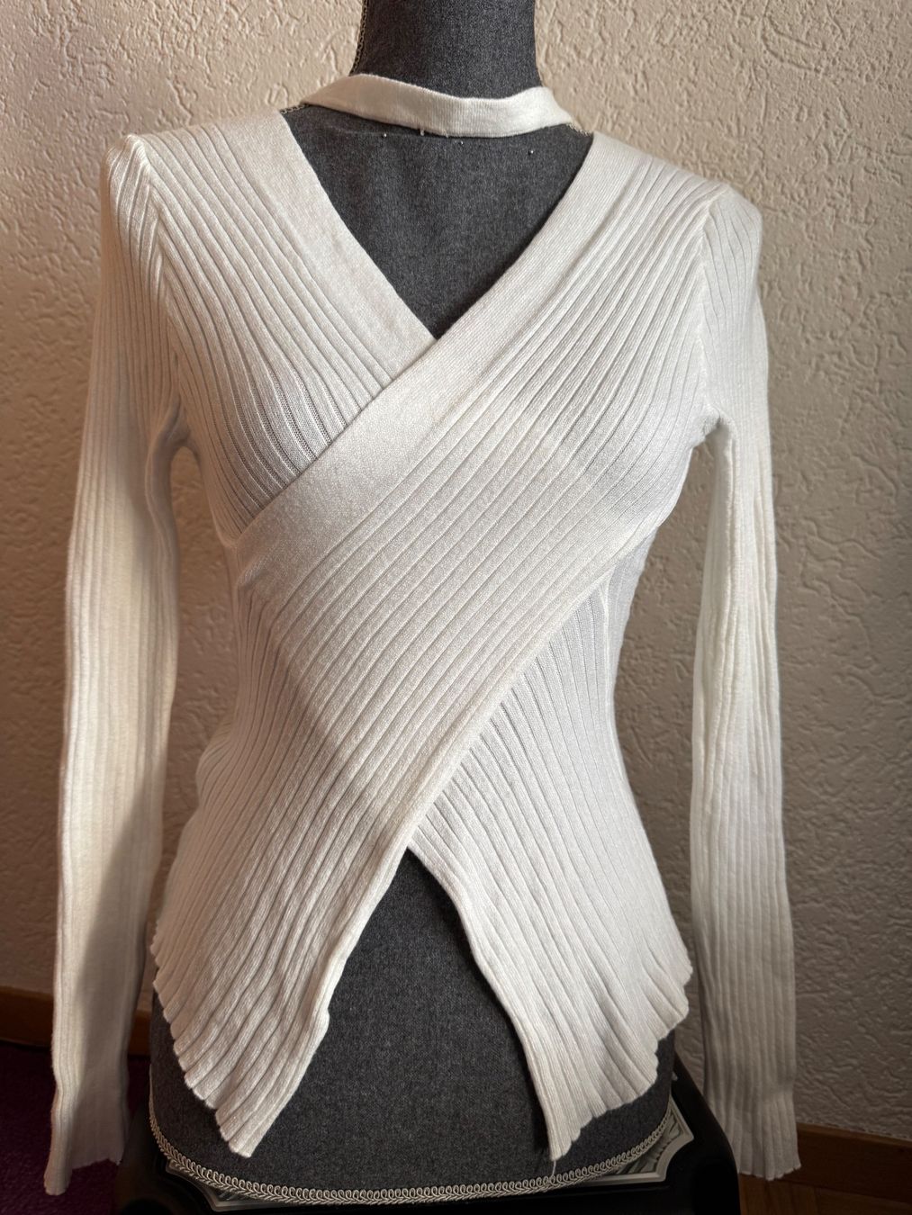 Maglioni & Felpe: Weisser Strickpullover mit speziellem Schnitt, Gr XS – Usato da Frenkendorf venduto da Style365