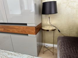 Beistelltisch und Lampe