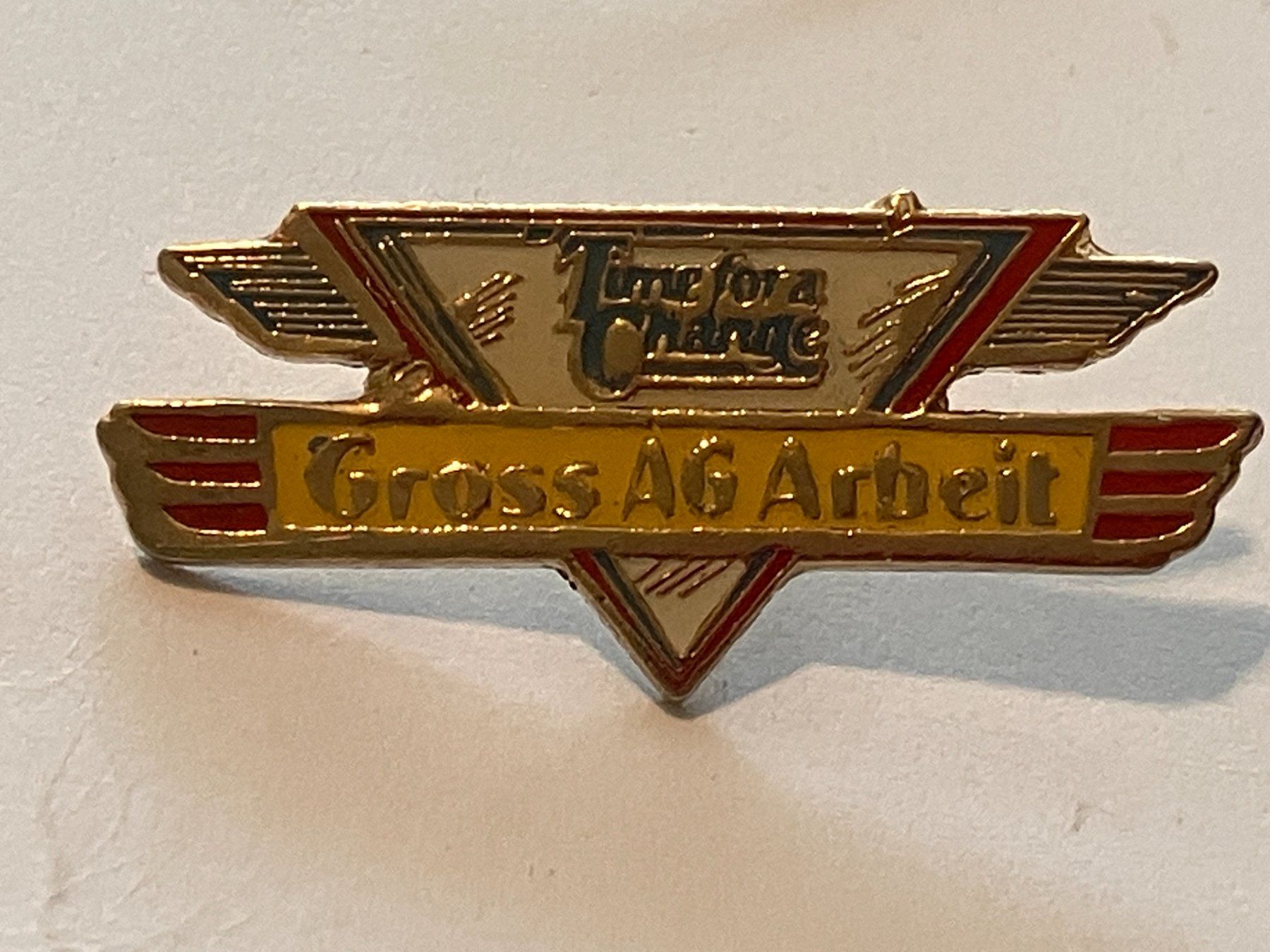 Plaketten & Abzeichen: 1 Pin Gross AG Arbeit - time for a Change – Gebraucht aus Basel von djwwpp