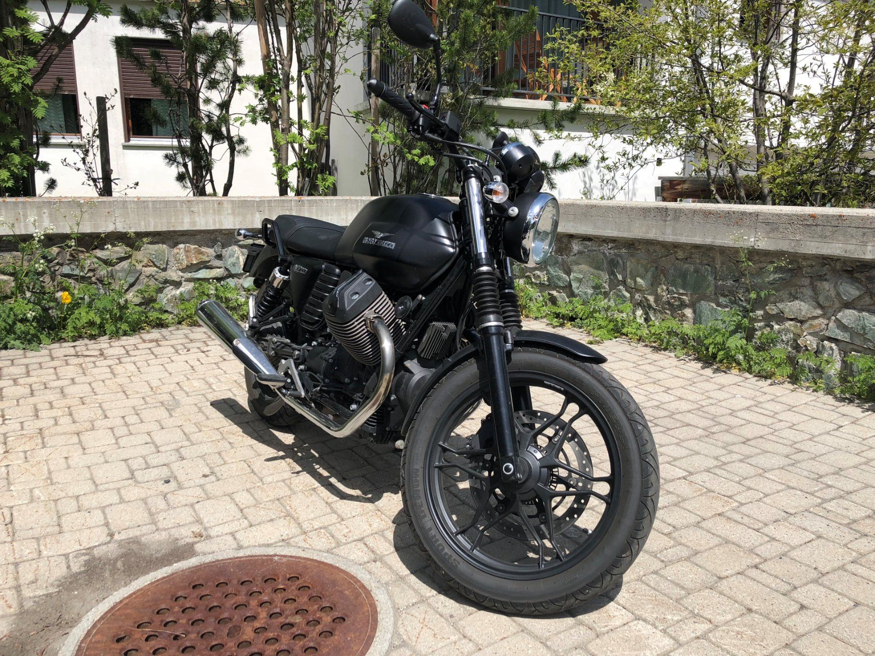 Moto Guzzi Strasse: Moto Guzzi V7 Stone II – Gebraucht aus St. Moritz von Cortesiandi