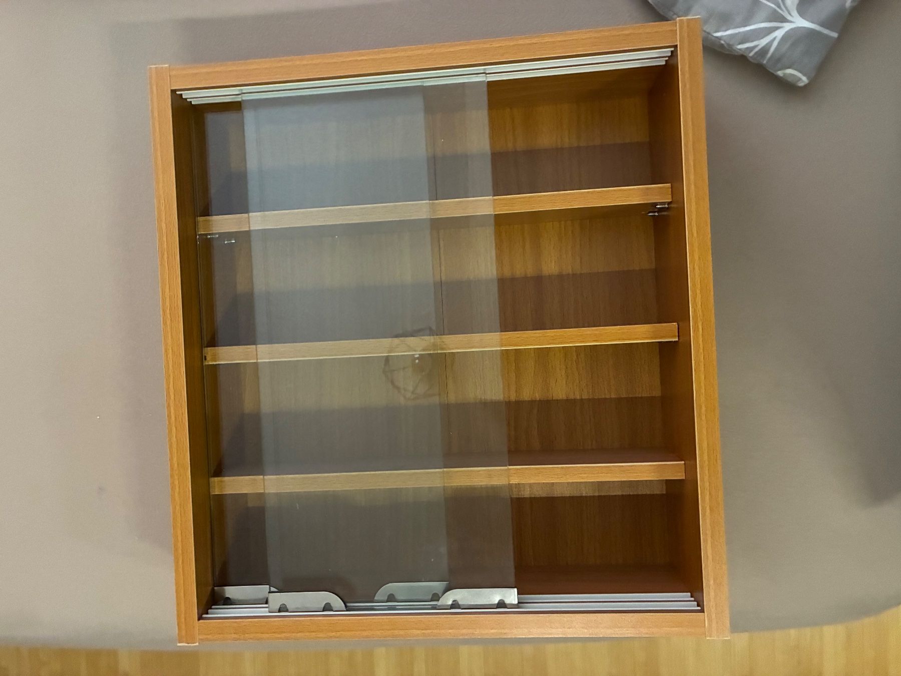 Vitrinen: Kleine Vitrine Holz/ Glas – Gebraucht aus Leuzigen von nat_7drr