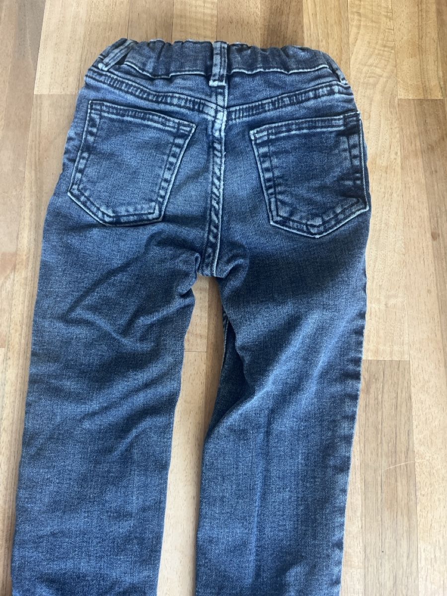 H&M Pantalons: Kinder Jeans dunkelblau Grösse 98 – D'occasion à Basel par HugChristine 3