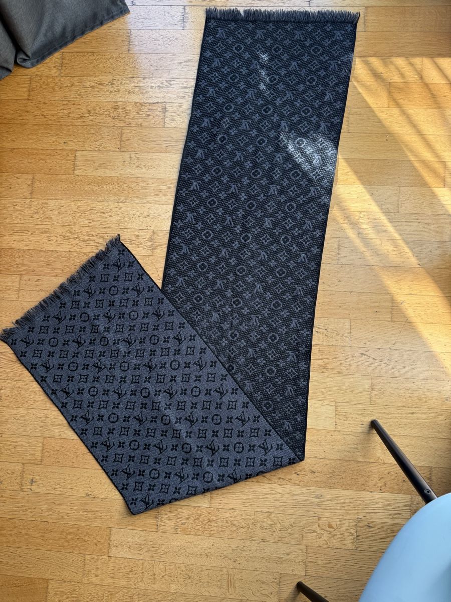 Louis Vuitton Foulards, Tücher & Schals: LOUIS VUITTON Schal Monogram Classic Anthrazit – Gebraucht aus Zürich von StarBurn 3