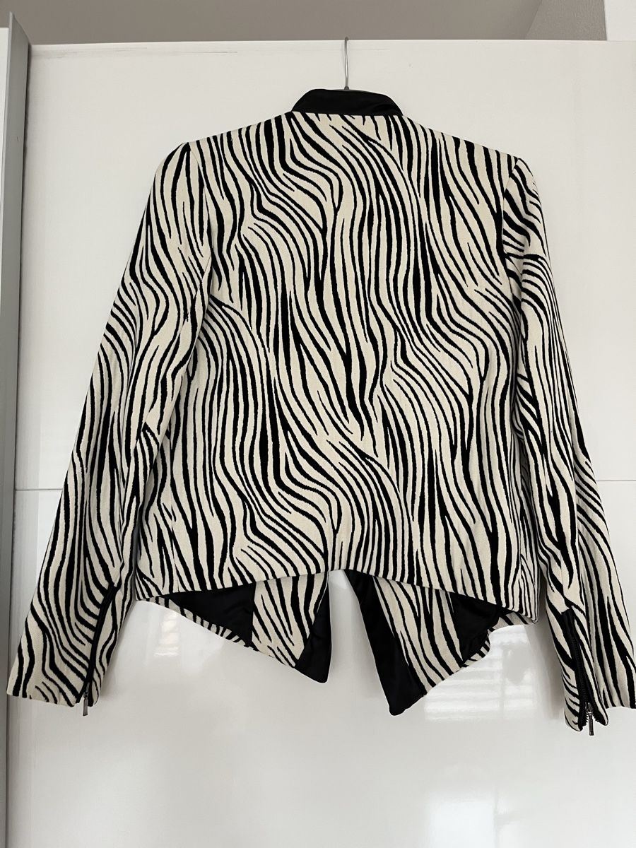 Stradivarius Jacken: Schicke Stradivarius Jacke mit Zebra-Muster, Grösse S – Gebraucht aus Basel von JJ.Elena 1