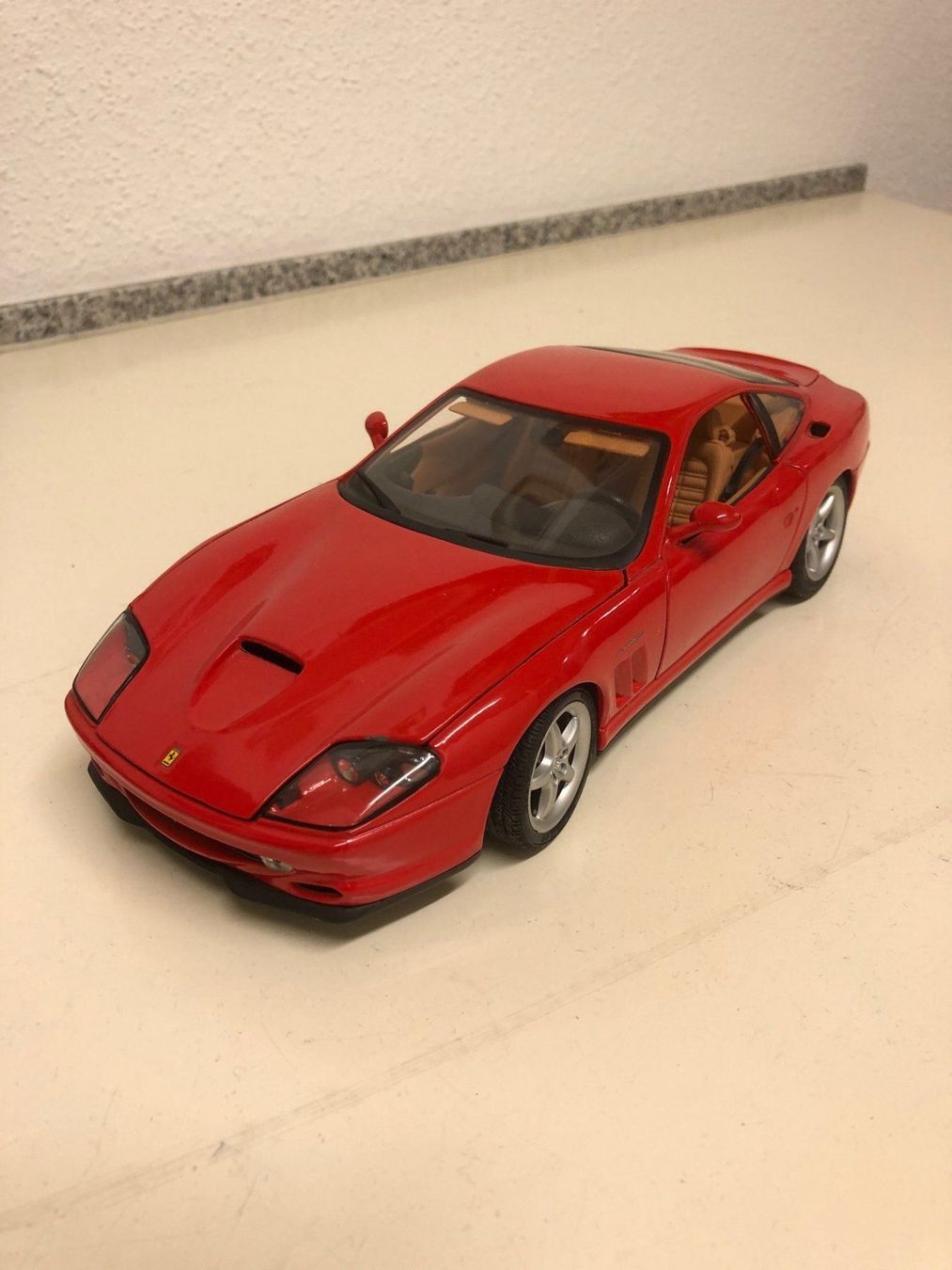 Maisto Modellini d'auto: Ferrari Maranello – Usato da Muttenz venduto da Gucci2005