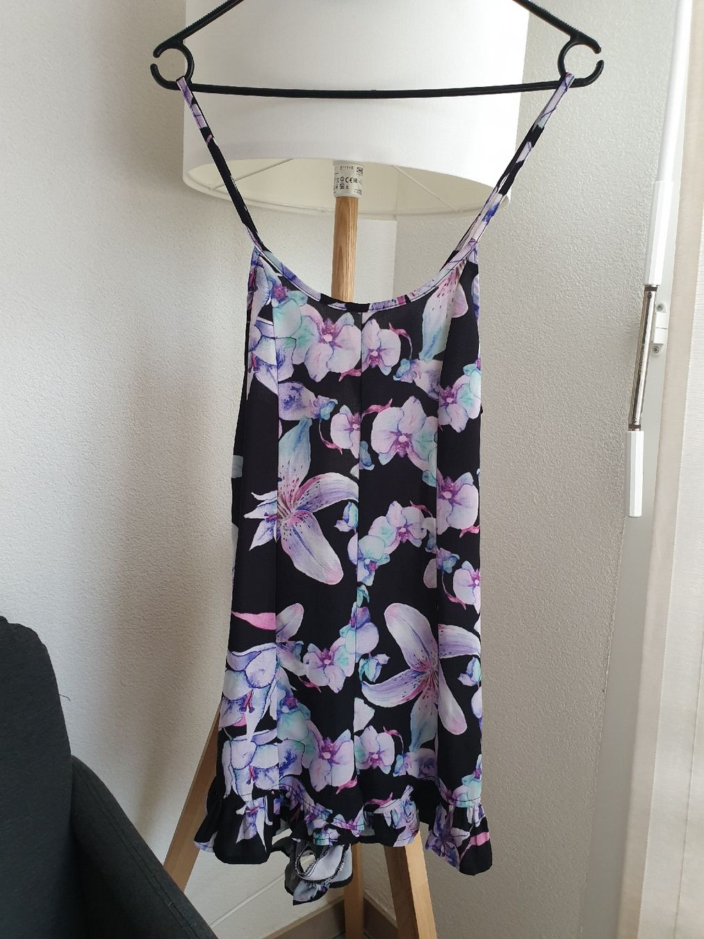 Vestiti: Black Floral Print Ruffle Romper, Open Back, Spaghetti Strap – Usato da Aigle venduto da Smagbrelle18