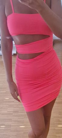 Robe courte rose vif avec découpes taille S