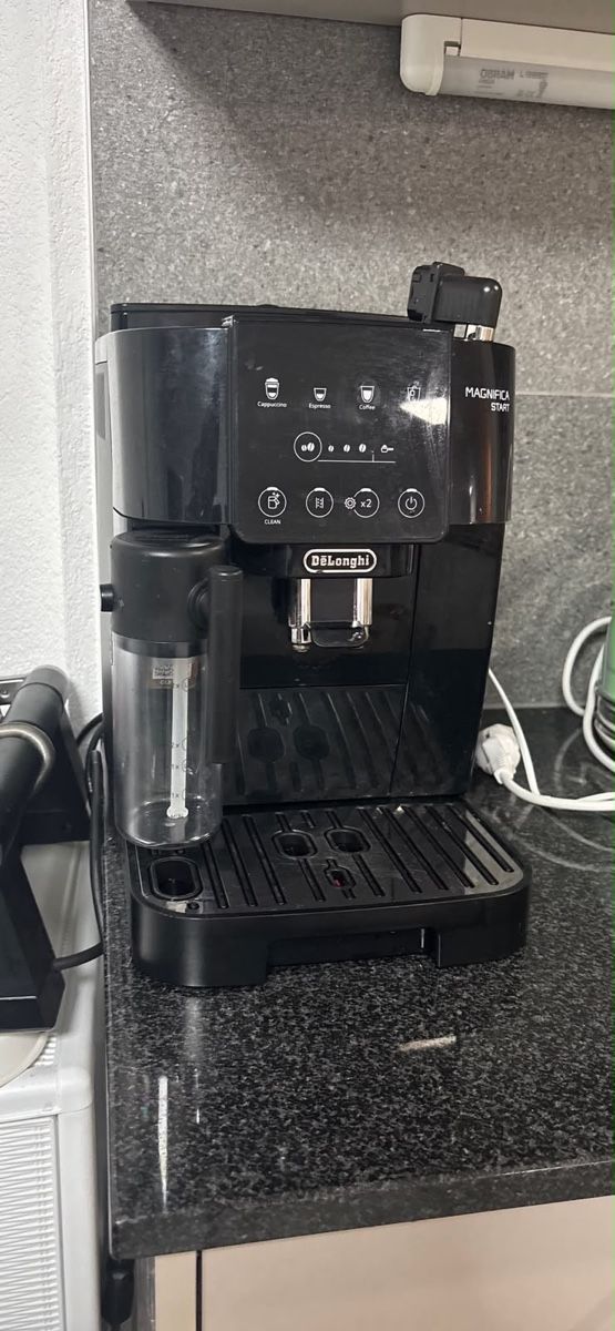 De'Longhi Kaffeemaschinen & Espressomaschinen: Magnifica smart + milk – Gebraucht aus Collombey von jet_pv6d 1