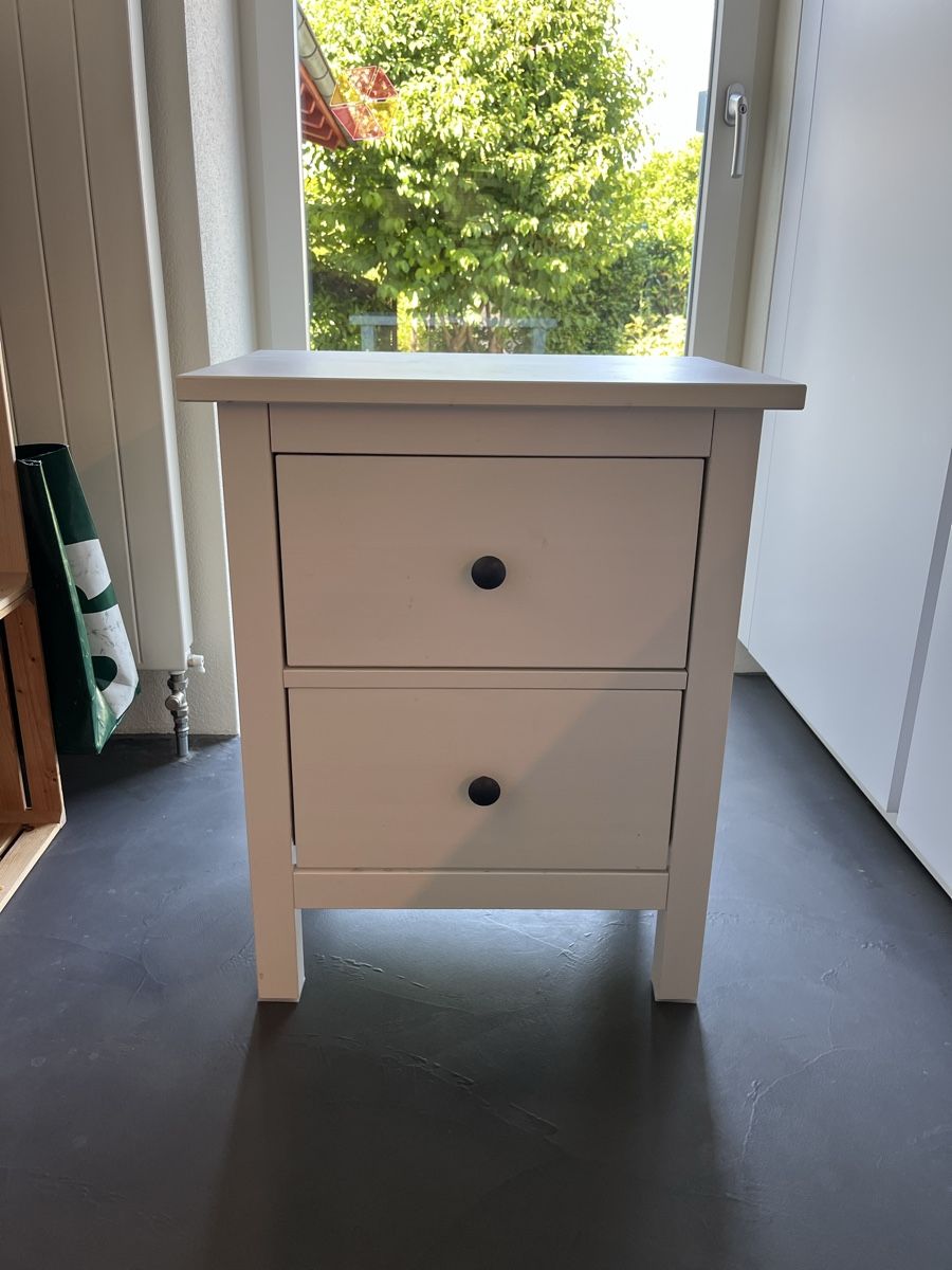 Comodini: Ikea Hemnes Nachttisch neuwertig – Nuovo (secondo la descrizione) da Wallisellen venduto da lis_8fkh