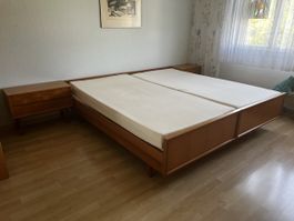 Schlafzimmer Doppelbett mit zwei Nachttischen Holz furniert