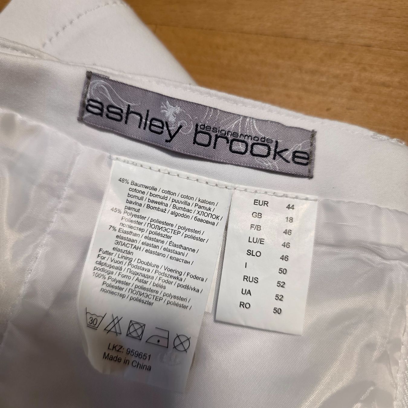 Gonne: Ashley Brooke Rock Weiß 44 – Usato da Wald ZH venduto da CapLux 2