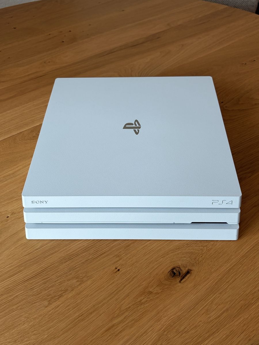 Sony Console: Sony Ps4 Pro 1TB Weiss inkl. 2 Controller & 11 Spiele – Usato da Bern venduto da cycloor 2