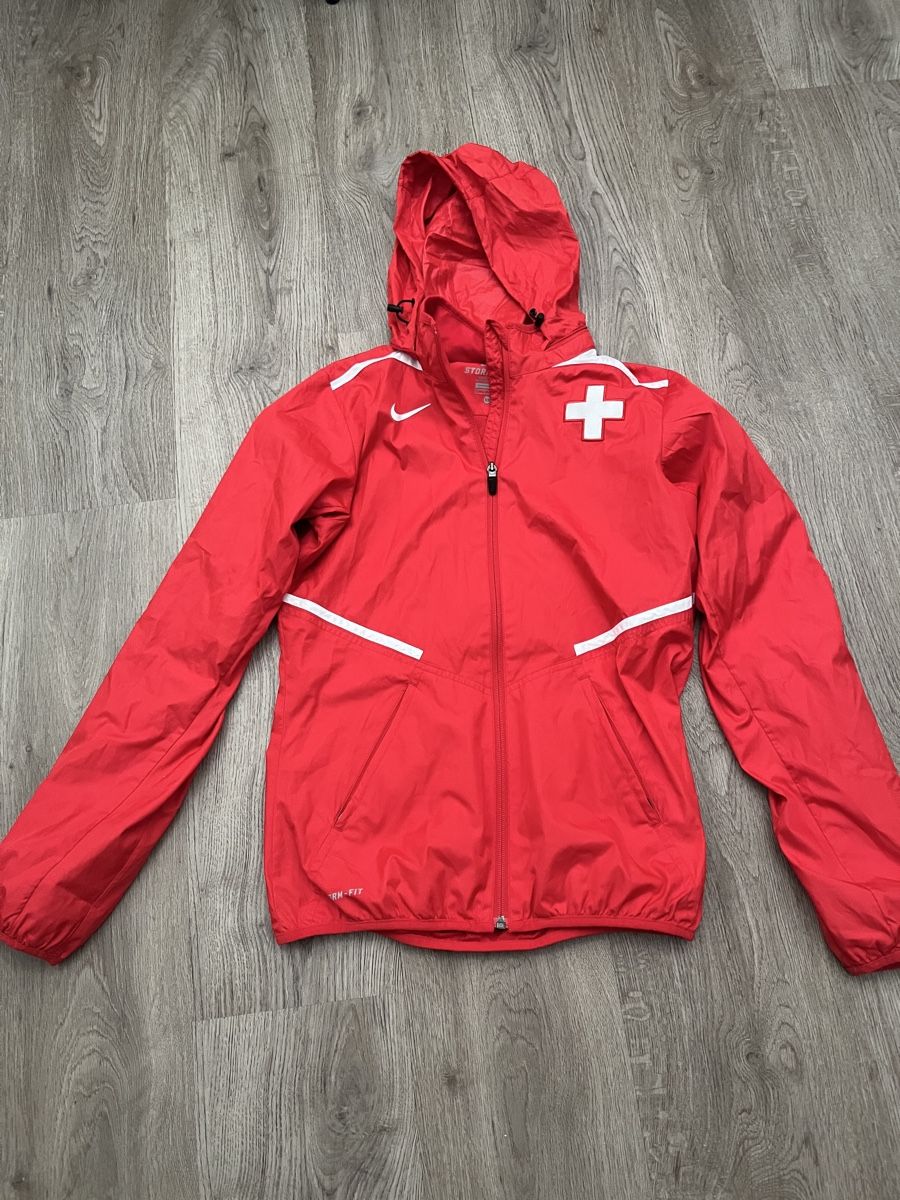 Nike Vestes: Nike Storm-FIT Damen Training Jacke – D'occasion à Reinach BL par Wasser20052011