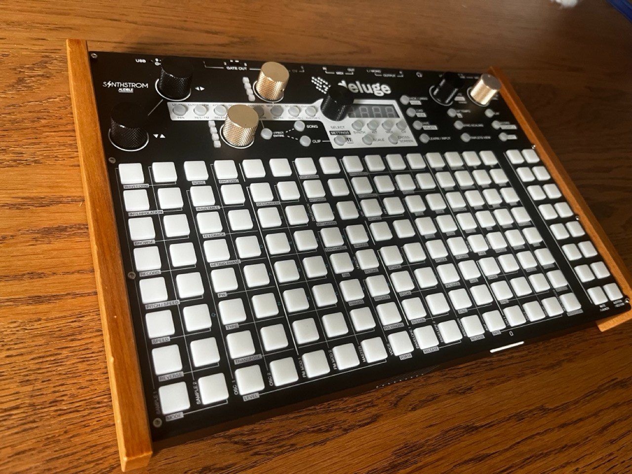 Strumenti musicali: Synthstrom Deluge (LCD Display, mit Case) – Usato da Dieterswil venduto da whammy 1