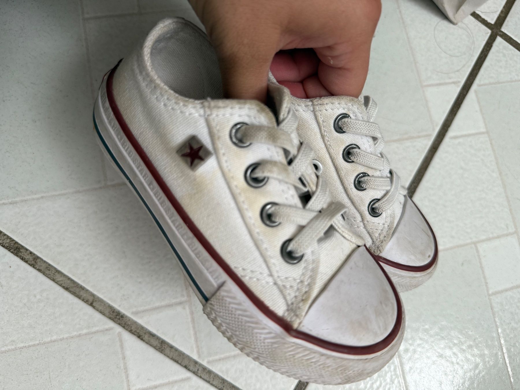 Scarpe da uomo: Converse all star weiss grösse 23 – Usato da Bellach venduto da S.Kyra