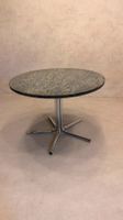 Runder Tisch aus Granit mit Chromgestell