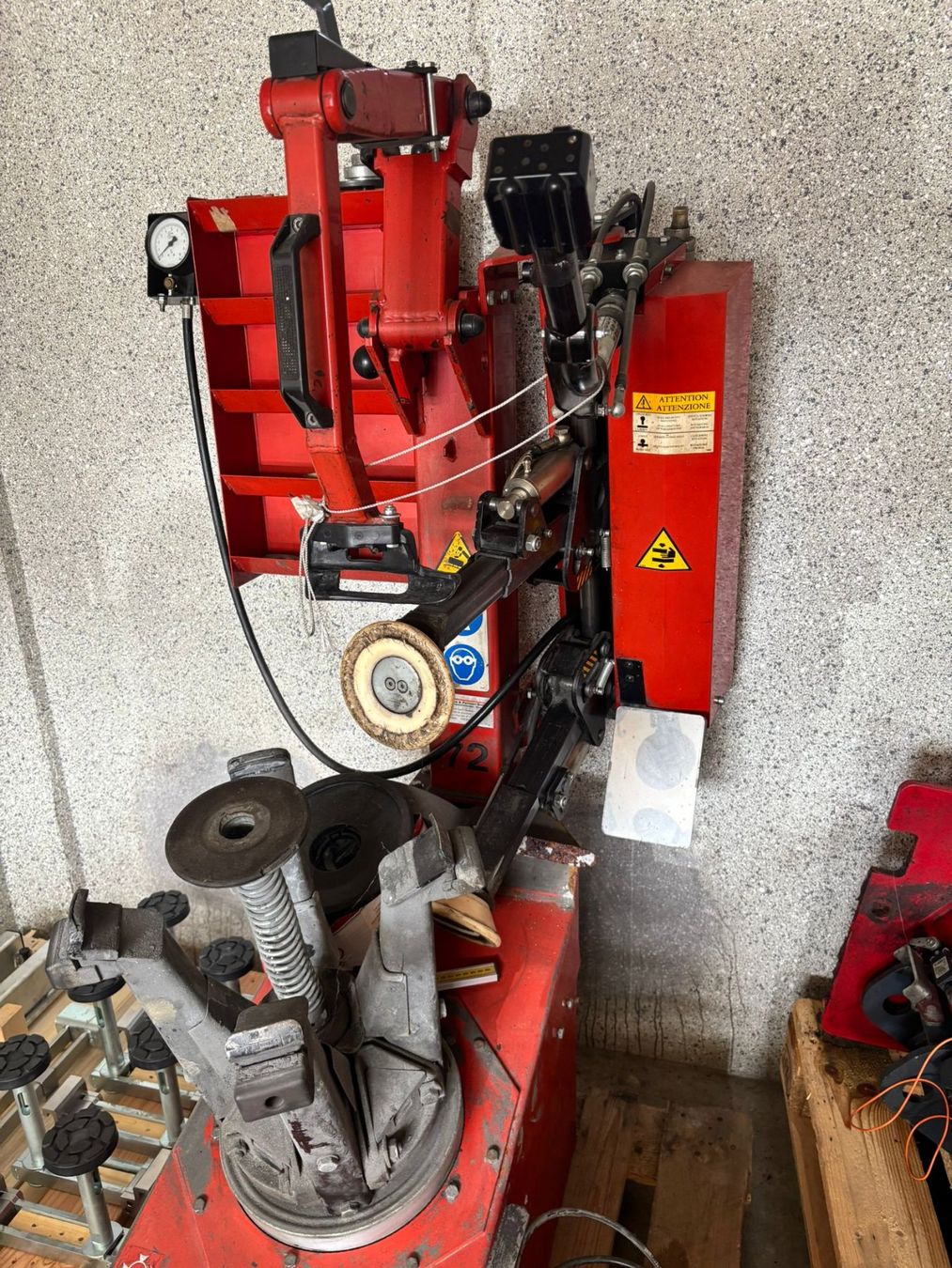 Alle Maschinen: Reifenmontiermaschine – Gebraucht aus Frick von haslerfrick