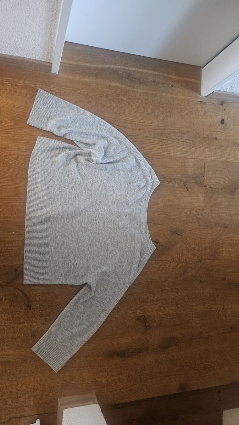 H&M Maglioni & Felpe: Grauer Pullover mit V Ausschnitt – Nuovo (secondo la descrizione) da Wil SG venduto da cro_27r5 1
