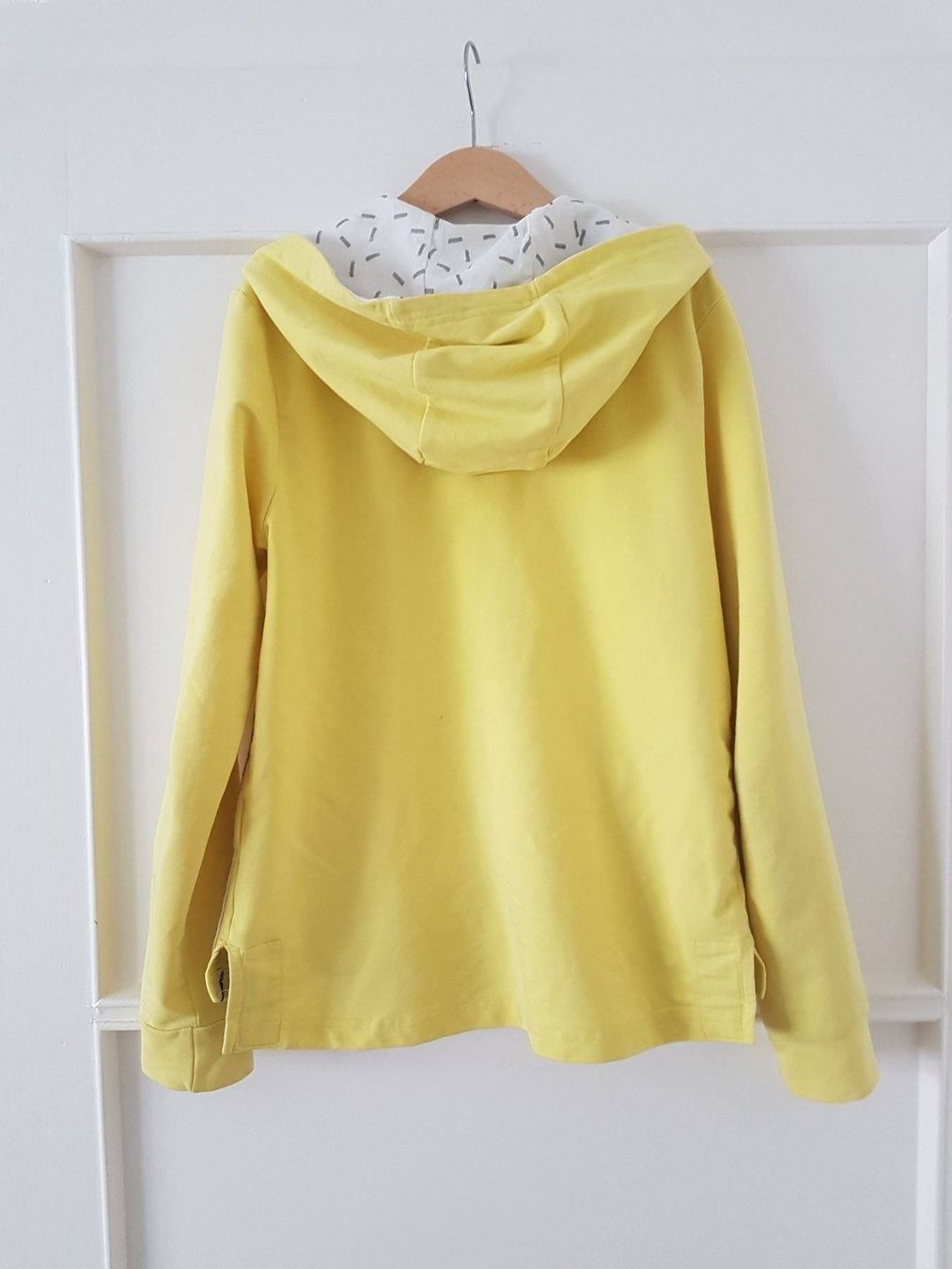 Pullover & Sweatshirts: Sweat à capuche taille 11ans, 146cm – Gebraucht aus Lausanne von anta-123 1