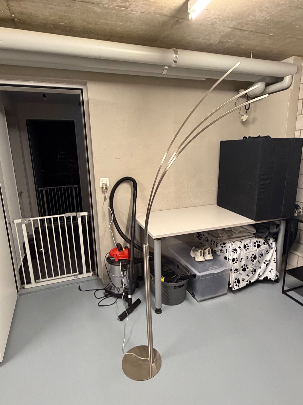 Lampes: Stehleuchte LED geschwungen silber – D'occasion à Winterthur par reshoppi 1