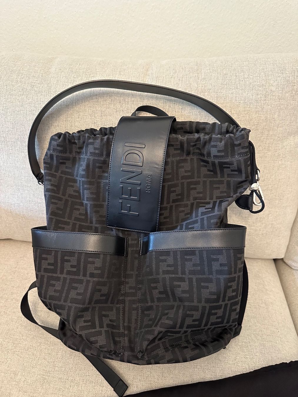 Fendi Zaini: Fendi Rucksack Tasche Schwarz – Nuovo (secondo la descrizione) da Basel venduto da iulia_haul 7