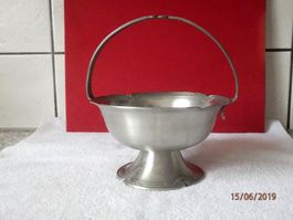 Zinnschale mit Vogelmotiv und Zinngriff
