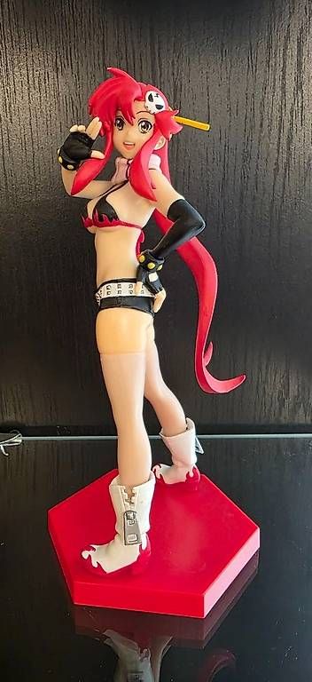 Statuette: Gurren Lagann Yoko Littner Figur mit roter Base – Usato da Liestal venduto da mumitroll863