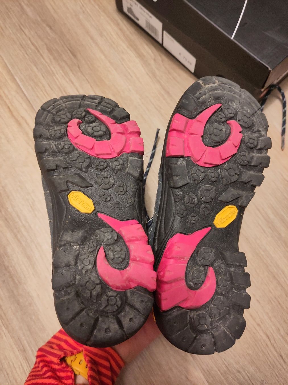 Chaussures filles: Wanderschuhe mit Vibram Sohle grau pink – D'occasion à Widnau par ognob 1