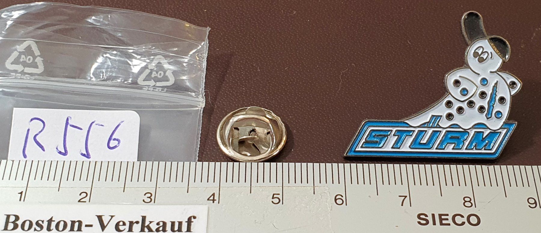Placchette & Badge: R556 - Pin Schneemann STURM – Usato da Reinach BL venduto da Boston-Verkauf 1