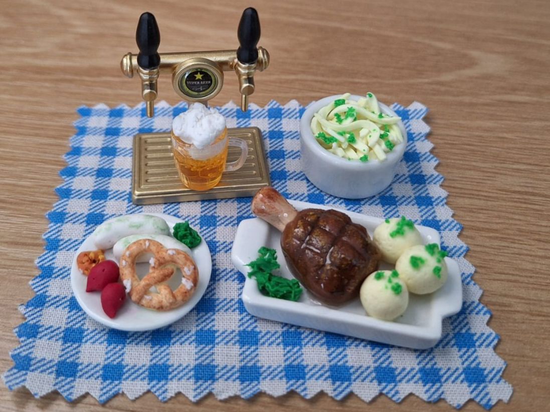 Case e mobili per bambole: Handmade Oktoberfest Essen Set, Schweinshaxe, Bier – Nuovo (secondo la descrizione) da Zürich venduto da HandmadeTinyFood 5