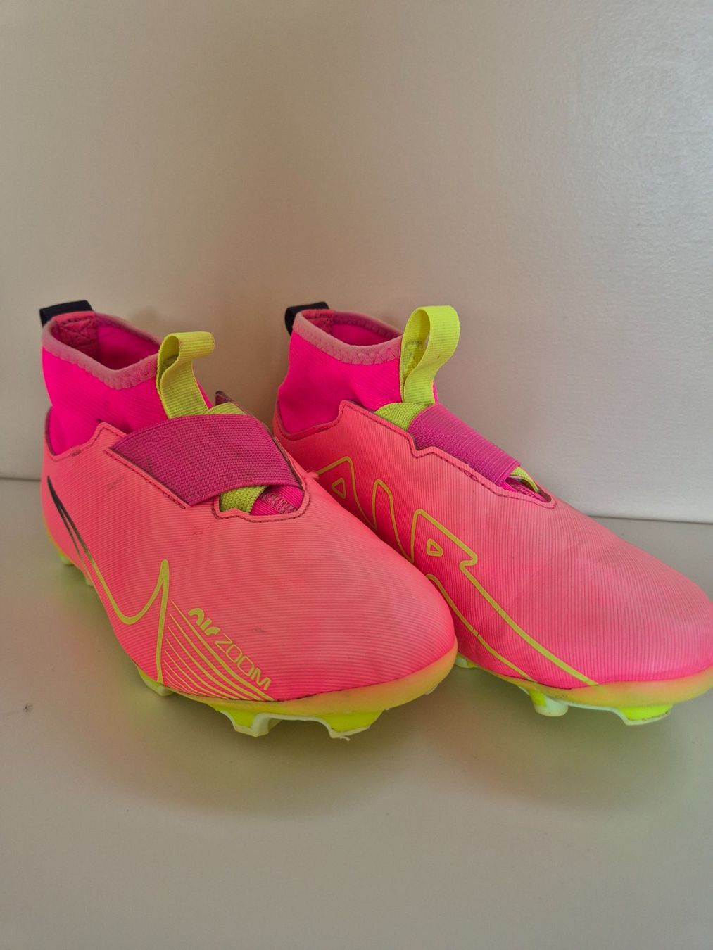 Scarpe per ragazzi: Fussballschuhe  pink Gr. 34 – Usato da Dietikon venduto da grafad