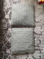 Deux Coussins Gris pour Canapé/Lit