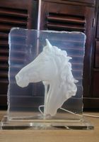 Lampe cheval en résine et acrylique - Élégance intemporelle