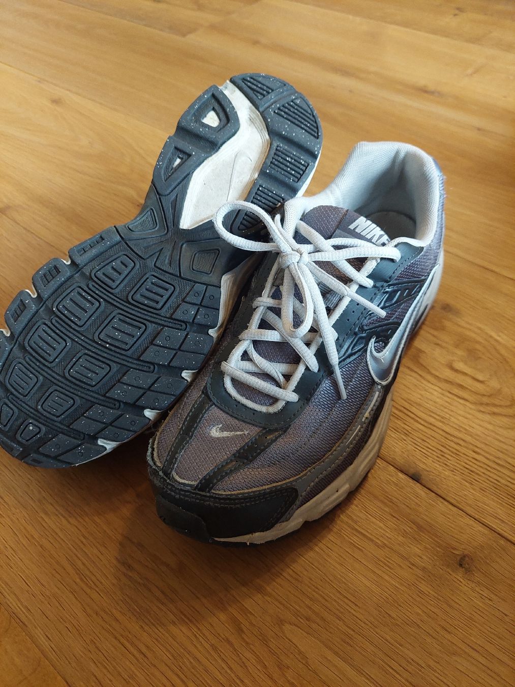 Nike Scarpe da uomo: Nike Sneaker, Gr. 41 grau – Usato da Schenkon venduto da rausausdemhaus 2