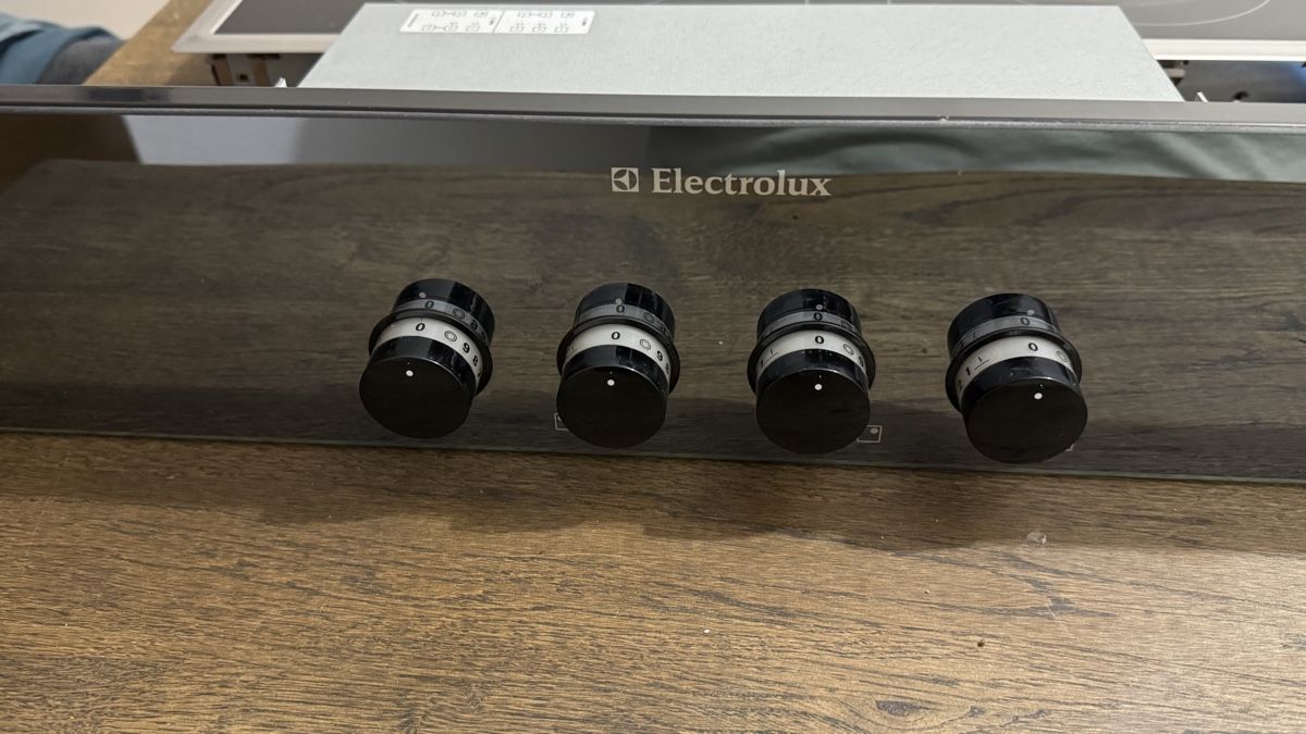 Piatti di portata: Electrolux Kochfeld mit Einbauschalterkasten – Usato da Mönchaltorf venduto da DRUG-TITO 1