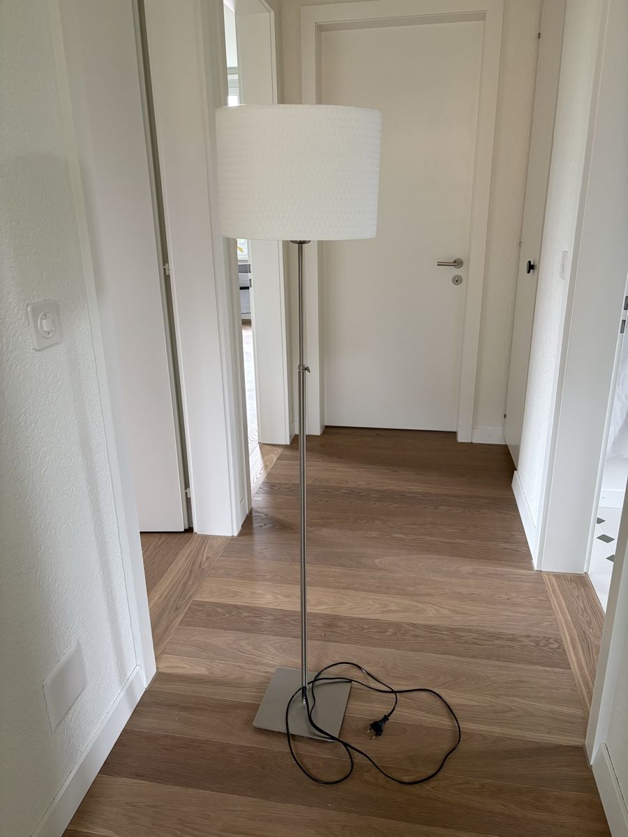 Lampade: Ikea Stehlampe weiss/beige ovale Form – Usato da Kriens venduto da aloha19 1