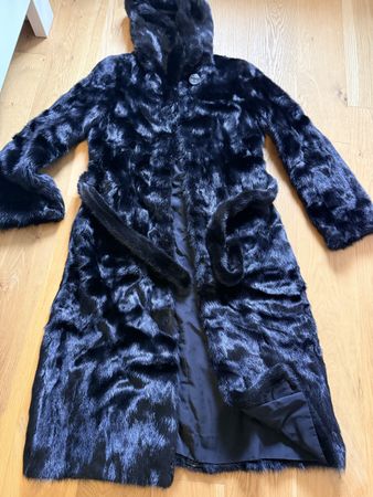 Schwarze Nerzmantel mit Kapuze, Grösse 38