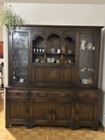 AntikerVitrinenschrank Tudor mit viel Stauraum, massiv Holz