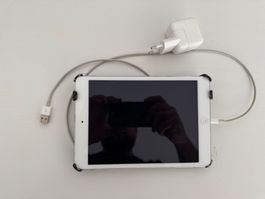 Apple iPad Tablet mit Ladekabel und Netzteil gebraucht