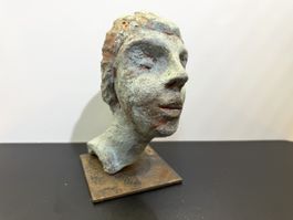 Gibs Skulptur Kopf einer Frau mit Bronze Optik & Stahlsokkel