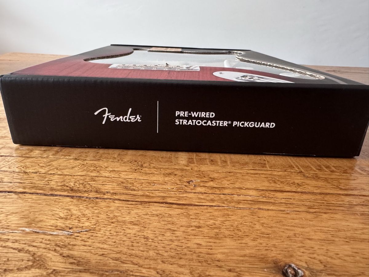 Fender Strumenti musicali: Pickguard Fender – Nuovo e nell'imballaggio originale da Dübendorf venduto da Mavobu 3