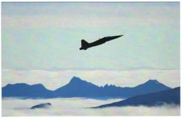 AK Schweizer Luftwaffe, F-5E Tiger II über  den Berner Alpen