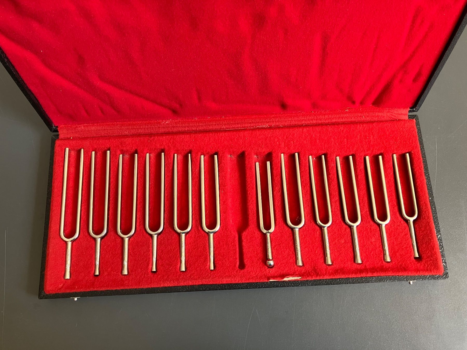 Strumenti musicali: Stimmgabelkoffer // Stimmgabel // Wittner Stimmgabelsatz – Usato da Aarburg venduto da Wendepunkt_Fundgrube