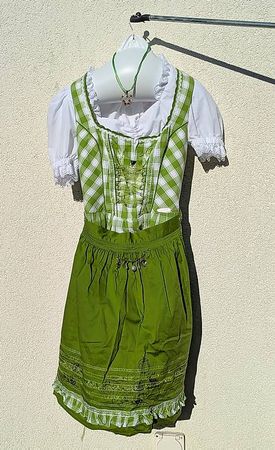 Dirndl komplett (inkl. Schmuck und Handtasche)