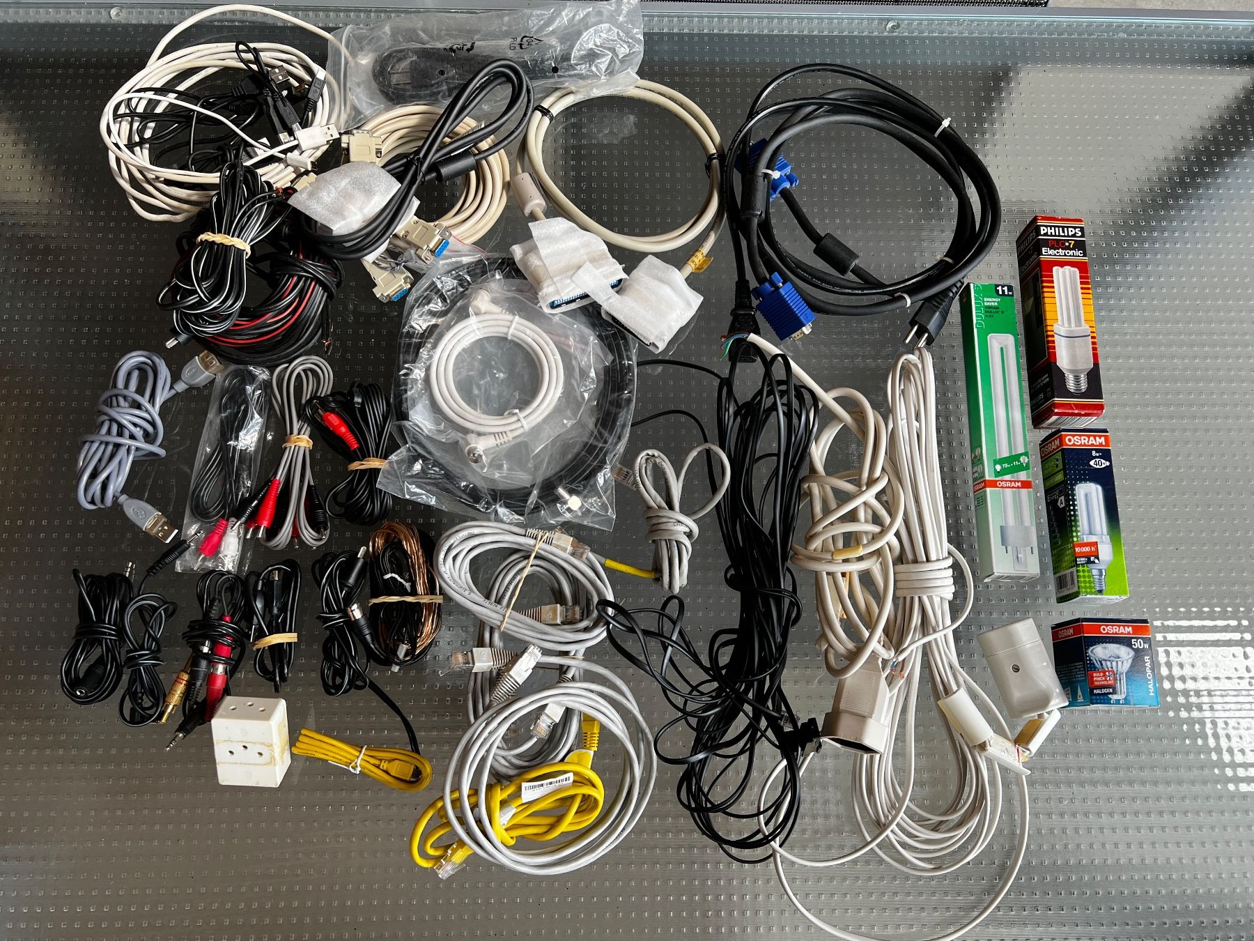 Cavi: Kabel und Leuchtmittel Mix, diverse Stecker – Usato da Häusernmoos venduto da adlerfedern