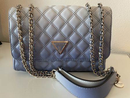 Guess Handtasche mit blauem Farbverlauf
