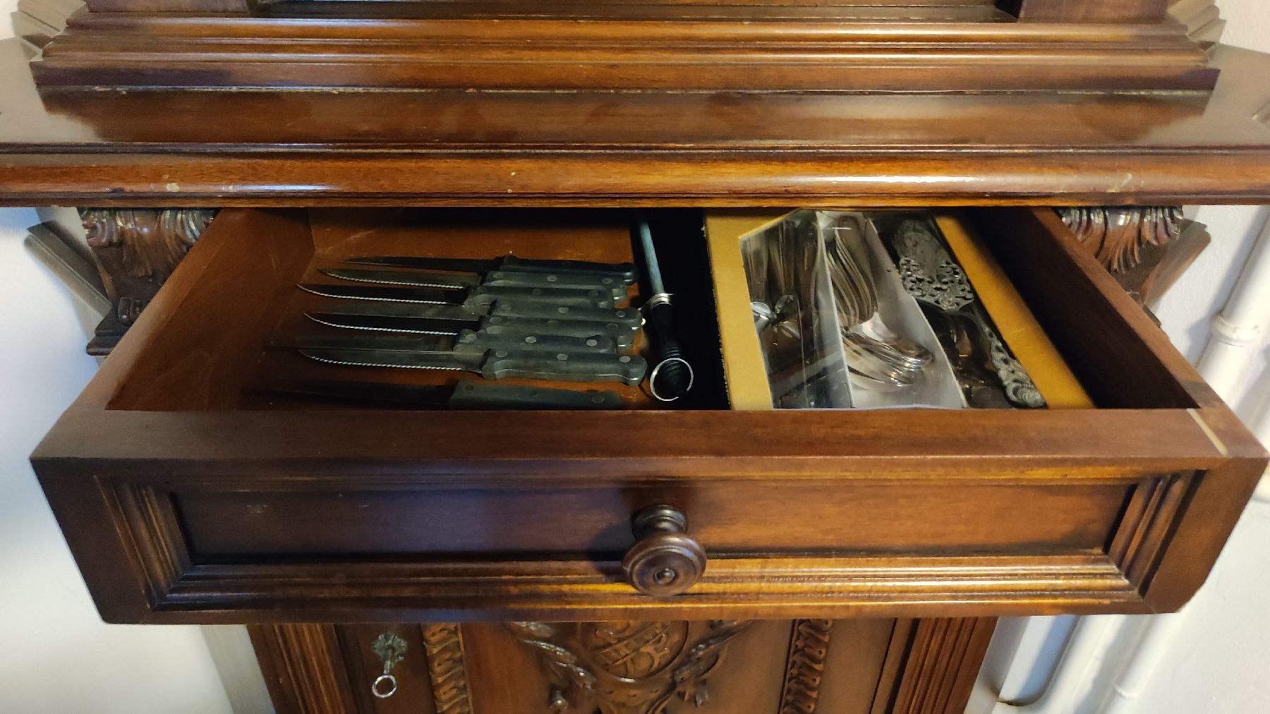 Vitrinen: Eckschrank Nussbaum mit Glasfront – Gebraucht aus Trun von sta_qg85 4