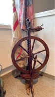 Antikes Spinnrad aus Holz, dekorativ und funktionstüchtig
